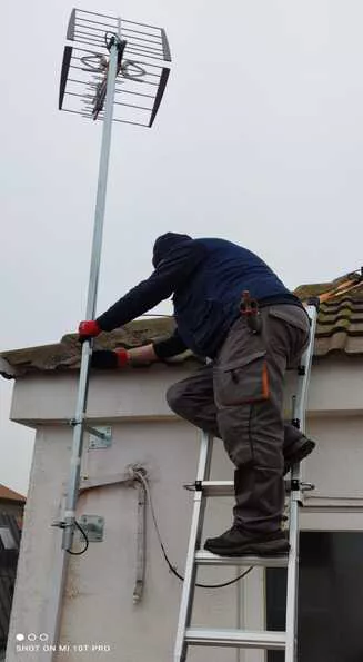 Trabajo de antenista en cubierta para Arroyomolinos